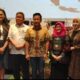 REKTOR USU, Prof. Dr. Muryanto Amin, S.Sos, M.Si bersama tim peneliti Pusat Kajian Anti Korupsi Fakultas Hukum USU foto bersama. Waspada/Anum Saskia