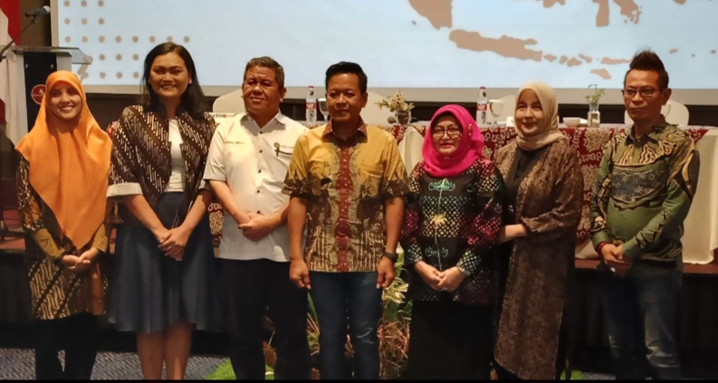 REKTOR USU, Prof. Dr. Muryanto Amin, S.Sos, M.Si bersama tim peneliti Pusat Kajian Anti Korupsi Fakultas Hukum USU foto bersama. Waspada/Anum Saskia