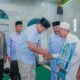 WALI KOTA Medan Bobby Nasution menyerahkan bantuan sosial dari Pemko Medan sebesar Rp. 10 juta usai meresmikan bangunan baru Masjid Setia Al-Mukarram yang berlokasi di Jalan Sikambing Gg Patimura, Kelurahan Sei Putih, Kecamatan Medan Petisah, Selasa (13/2).Waspada/ist