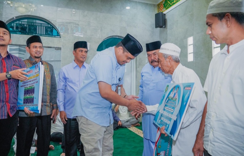 WALI KOTA Medan Bobby Nasution menyerahkan bantuan sosial dari Pemko Medan sebesar Rp. 10 juta usai meresmikan bangunan baru Masjid Setia Al-Mukarram yang berlokasi di Jalan Sikambing Gg Patimura, Kelurahan Sei Putih, Kecamatan Medan Petisah, Selasa (13/2).Waspada/ist