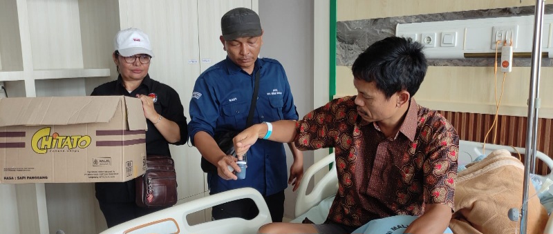 PASIEN RSUPH Adam Malik mencoblos di ruangan dI tempat ia dirawat. Waspada/ist