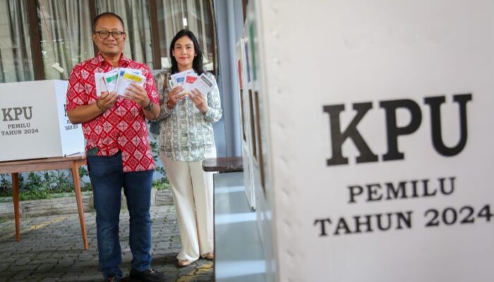 Ketua TPD Ganjar-Mahfud Sumut Kompak Salurkan Hak Suara Bersama Istri Tercinta
