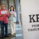 KETUA TPD Ganjar-Mahfud Sumut, Paul Baja M Siahaan didampingi istri, Paulina Basaria Simbolon menggunakan hak pilih di TPS 002 Kelurahan Jati, Medan Maimun Medan, Rabu (14/2). Waspada/ist