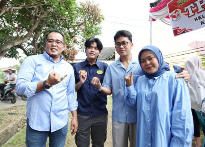 WAKIL Wali Kota Medan Aulia Rachman bersama ketiga anaknya usai menggunakan hak suara di TPS Titi Papan, Medan Deli, Rabu (14/2). Waspada/Ist