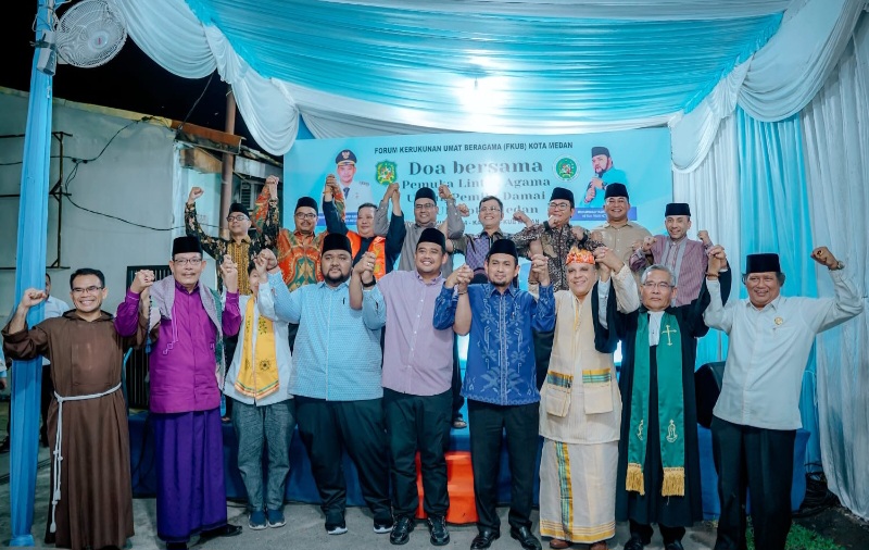 WALI Kota Medan Bobby Nasution berfoto bersama Forum Kerukunan Umat Beragama (FKUB) Kota Medan atas digelarnya Doa Bersama Pemuka Lintas Agama Untuk Pemilu Damai di depan Sekretariat FKUB Jalan Ramlan Yatim, Kelurahan Kota Matsum III, Kecamatan Medan Kota, Selasa (13/2) malam.Waspada/ist