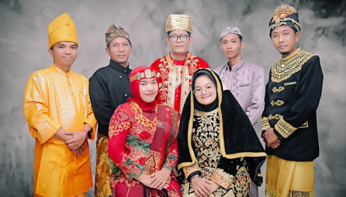 Petugas TPS 88 Berseragam Pakaian Adat Budaya Nusantara