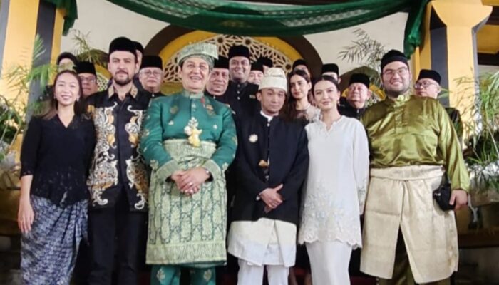 DR H Rahmat Shah Terima  Anugerah Kurnia Gelar Dari Sultan Deli