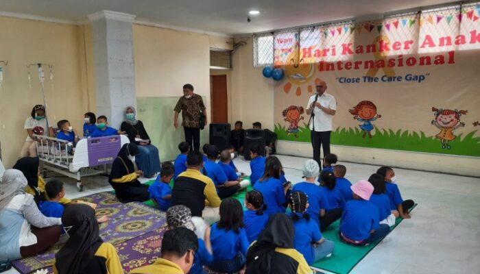 Dokter Dan Perawat RSUP HAM Bergembira Bersama Pasien Kanker Anak