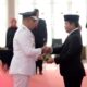 Pj. Gubsu Hassanudin, menyerahkan Surat Keputusan tentang pengangkatan Faisal Hasrimy, sebagai Pj. Bupati Langkat. Waspada/Ist