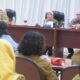 KEPALA Disperpusip Provsu Dwi Endah Purwanti (tengah), Direktur Preservasi ANRI Agus Santoso dan Hj. Tengku Mira Rozanna Sinar, S.Sos dari Kesultanan Serdang berbicara dalam diskusi panel melestarikan warisan budaya melalui arsip di Kantor Disperpusip Provsu di Medan, Selasa (20/2). Waspada/Surya Efendi