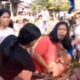 ELLA (kanan) yang sedang menggendong bayinya tampak menangis, setelah mengaku dianiaya oleh oknum polisi yang bertugas di Polrestabes Medan saat melakukan penangkapan di kawasan Jl. Elang Kelurahan Tegal Sari Mandala III Kecamatan Medan Denai, Rabu (21/2) sekira pukul 15:00. Waspada/ist