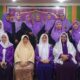 KETUA PW Wanita Islam Sumut, Hj Lelawaty Sy, bersama pengurus dan undangan foto bersama. Waspada/Anum Saskia
