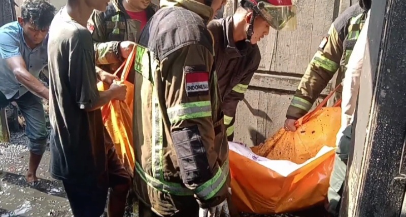 JASAD Nek Siti Rukiyah saat dievakuasi dari rumahnya yang terbakar di Jl. Perunggu Dalam Gang Sepakat Lingkungan V Kelurahan Kota Bangun, Kecamatan Medan Deli, Selasa (27/2). Waspada/Ist