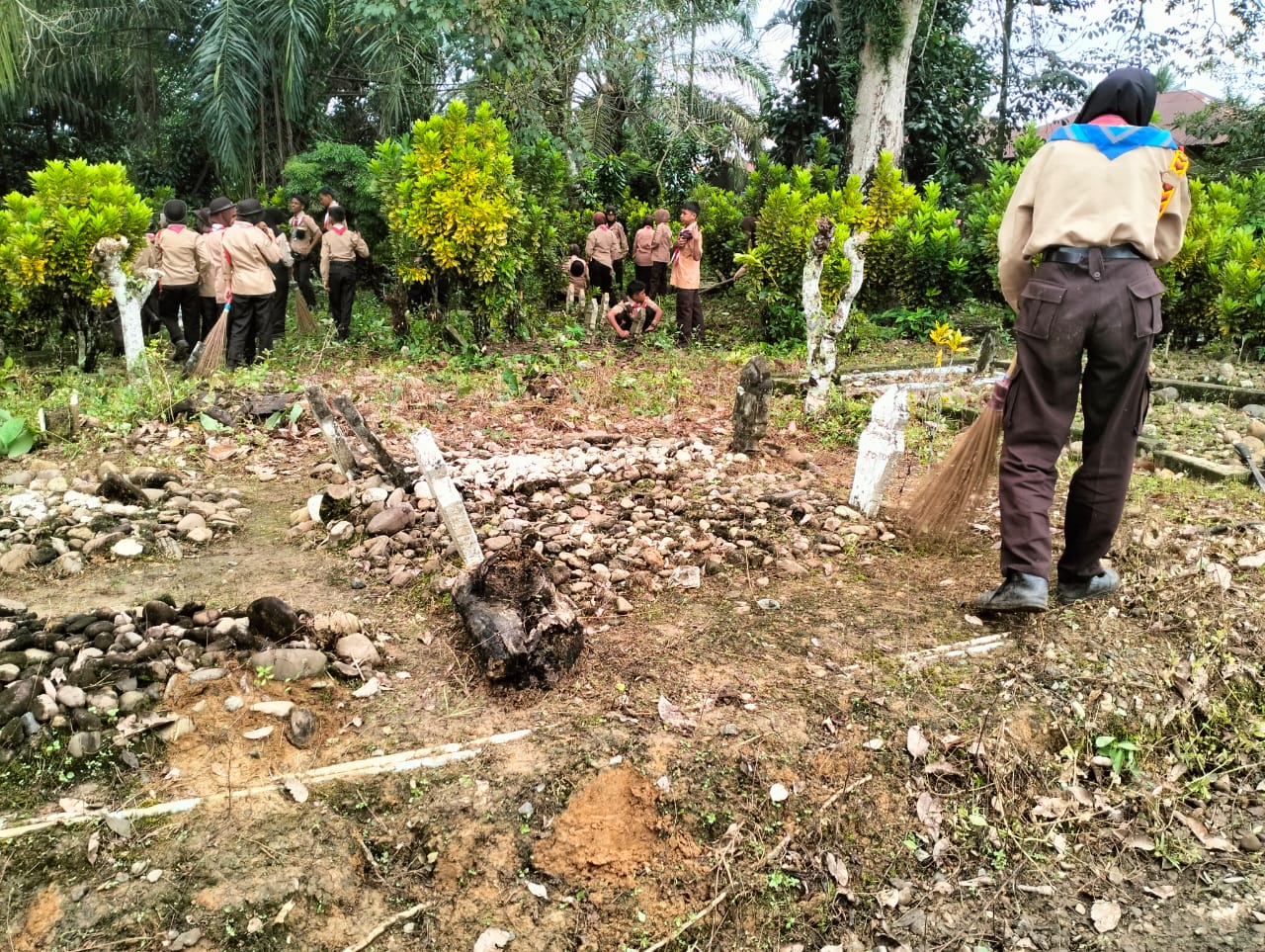 Bangun Pribadi Peduli Lingkungan, Peserta Perimtaq Bersihkan TPU Bangun Pribadi Peduli Lingkungan, Peserta Perimtaq Bersihkan TPU