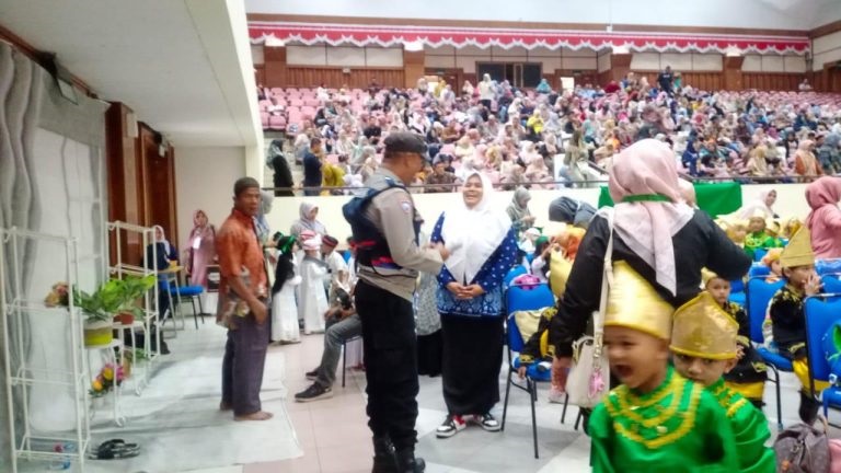 Kehadiran Polisi Di Arena Pentas Seni GTK X Disambut Meriah