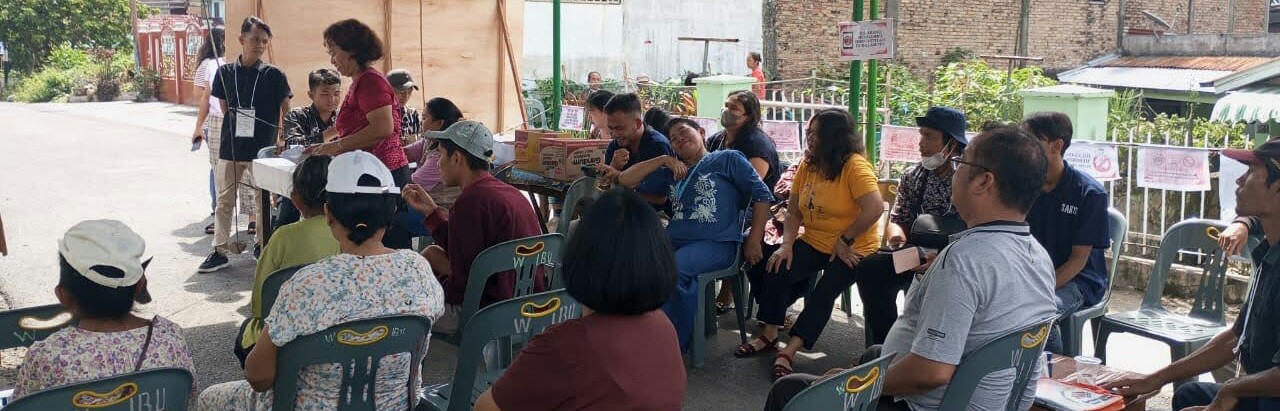 Wali Kota Dan Ketua Dekranasda P.Siantar Menggunakan Hak Pilih Di TPS 006 Wali Kota Dan Ketua Dekranasda P.Siantar Menggunakan Hak Pilih Di TPS 006