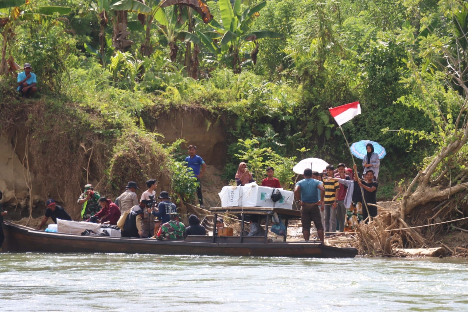 Ngeri-Ngeri Sedap Berjam-jam Arungi Sungai Ke TPS Terpencil Aceh Timur…