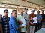 Asisten II Setdakab Serahkan Bantuan PKH Dan Sembako Di Pulo Nasi