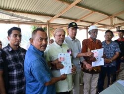 Asisten II Setdakab Serahkan Bantuan PKH Dan Sembako Di Pulo Nasi