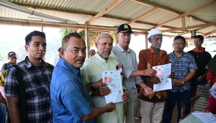 Asisten II Setdakab Serahkan Bantuan PKH Dan Sembako Di Pulo Nasi