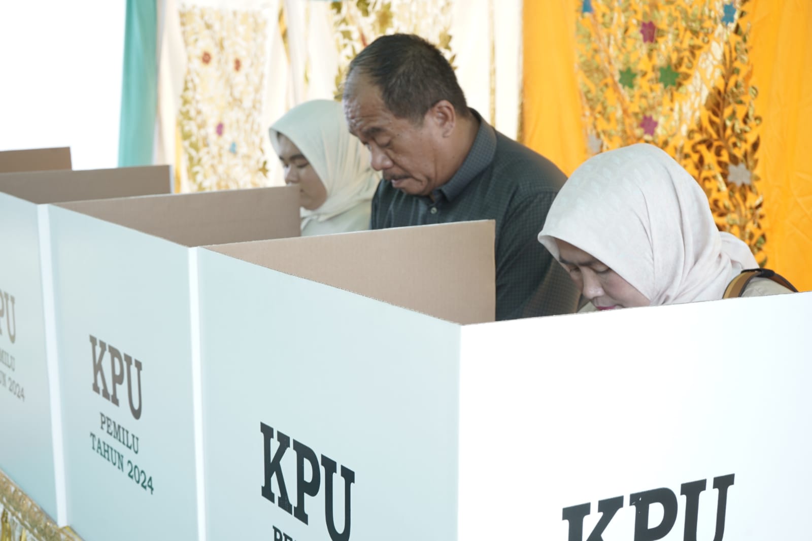 Bupati Asahan Antri Di TPS