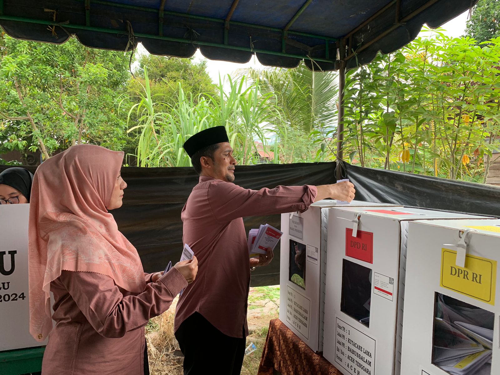 Syakir-Yulia Gunakan Hak Pilih Di TPS 001 Desa Kutacane Lama Syakir-Yulia Gunakan Hak Pilih Di TPS 001 Desa Kutacane Lama