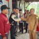 Pj Bupati Aceh Timur Ir Mahyuddin M.Si, dan unsur forkopimda didampingi Ketua PWI Aceh Timur Ilyas Ismail, saat di lokasi Pameran Foto di Komplek ISC Aceh Timur dalam rangka HPN Tahun 2024 di Idi, Selasa (20/2). Waspada/H Muhammad Ishak