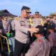 Kapolres Aceh Timur AKBP Nova Suryandaru SIK, memakai baret ke Bintara Remaja Polri di Polres Aceh Timur di Peudawa, Senin (5/2). Waspada/Muhammad Ishak