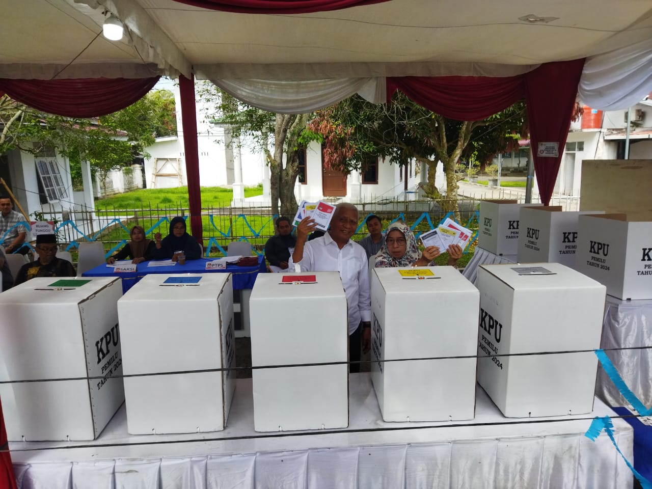 Bupati Asahan Surya didampingi Ketua TP PKK Asahan Ny. Hj. Titiek Sugiharti, di TPS VI, Kel Mekar Baru, Kab Asahan, Rabu (14/2). Waspada/Sapriadi