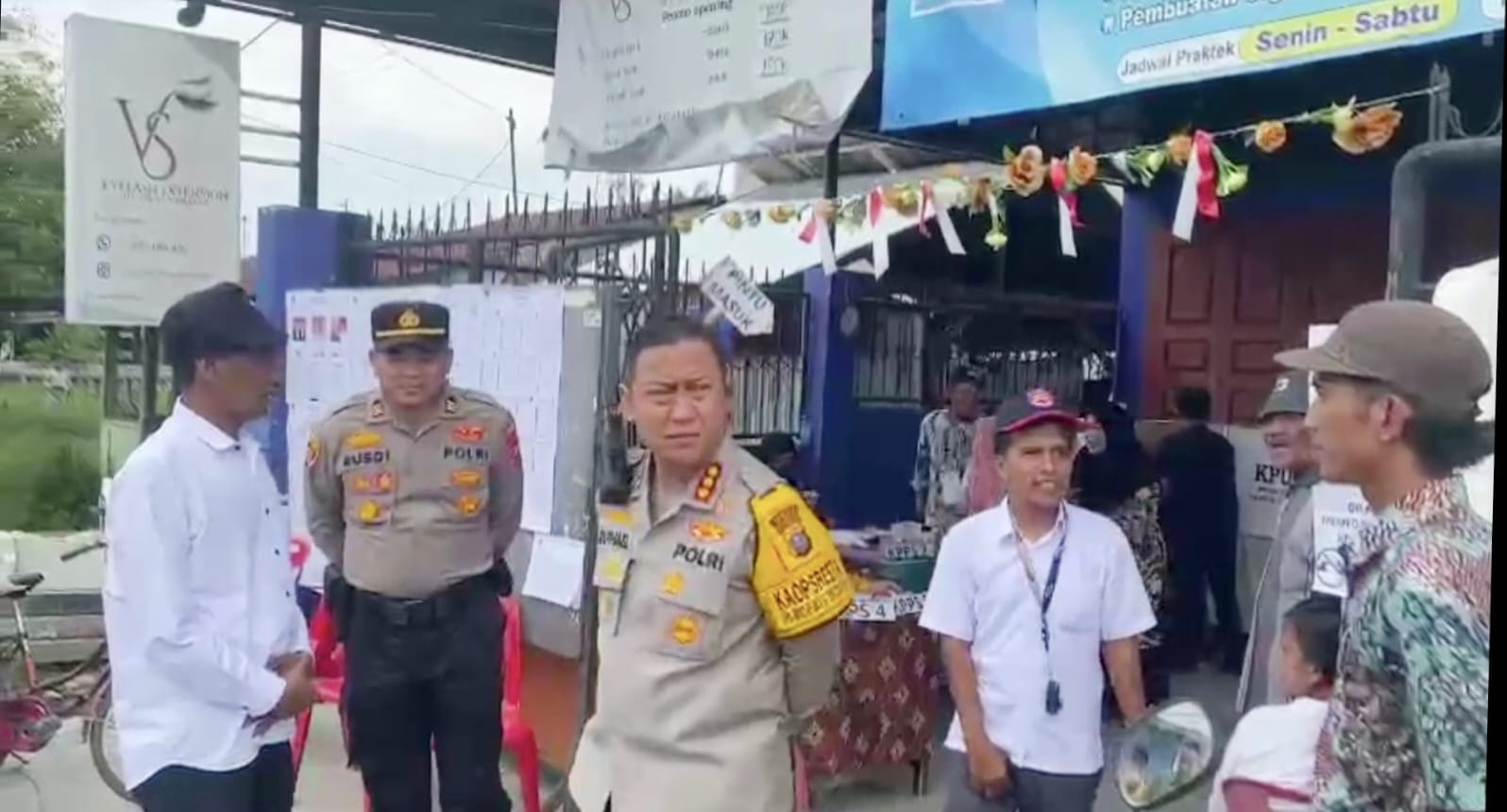 Kapolresta Deliserdang, Kombes Pol Raphael Sandhy Cahya Priambodo saat meninjau TPS 03 Dusun Kebun Kelapa, Desa Sekip. (Waspada/ist).