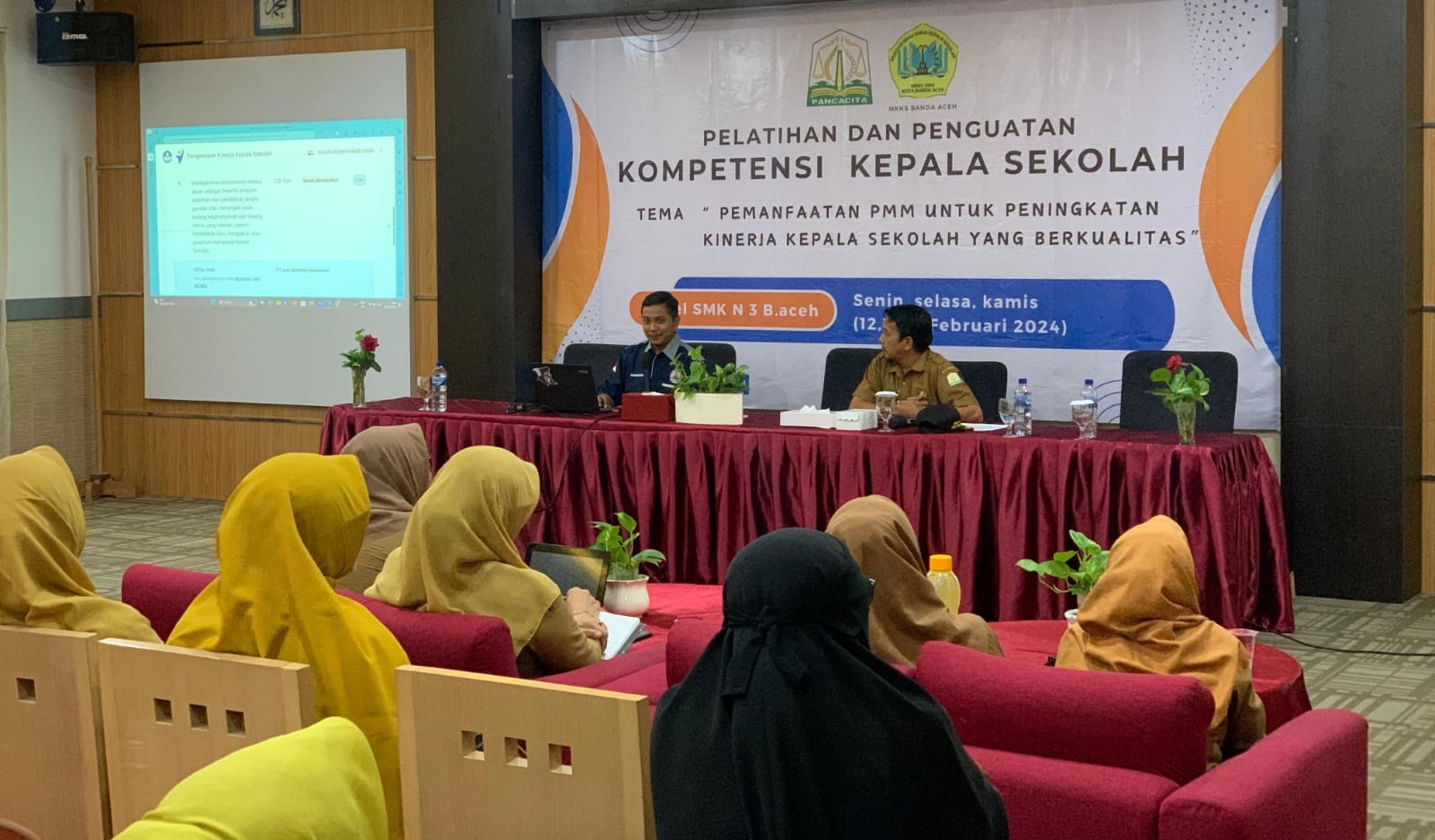 Sebanyak 25 Kepala Sekolah dan 12 Pengawas SMA di Banda Aceh mengikuti pelatihan dan penguatan kompetensi . Kegiatan yang digelar oleh MKKS SMA Banda Aceh itu berlangsung 12 13 dan Pebruari 2024 di Hotel SMK Negeri 3 Banda Aceh.(Waspada/T.Mansursyah)