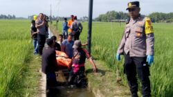 Kapolsek Simpang Tiga, Iptu Muhammad Tijar ST, memimpin evakuasi mayat korban dugaan pembunuhan, Selasa (13/2). Waspada/Muhammad Riza