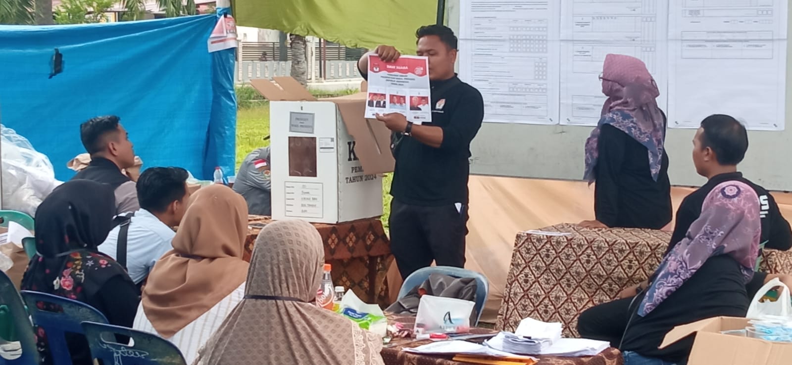 Petugas KPPS di Kampung Bundar, Kecamatan Karang Baru, Kabupaten Aceh Tamiang sedang membuka surat suara Pilpres-Cawapres, Rabu(14/2) sore. Waspada/Muhammad Hanafiah