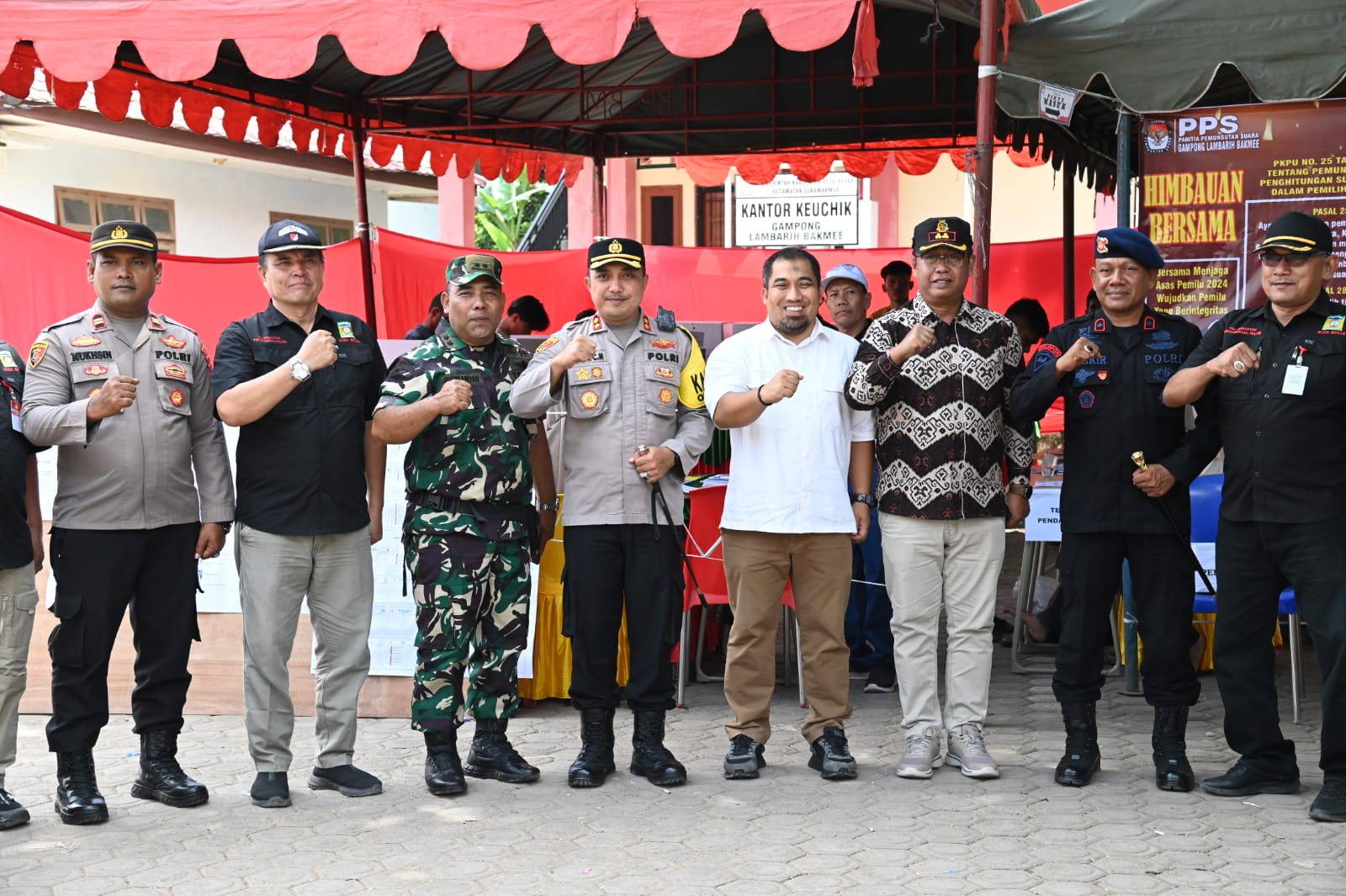 Pj Bupati Aceh Besar, Muhammad Iswanto foto bersama saat meninjau pelaksanaan KPPS 2024 di Gampong Lambarih Bakmee, Kecamatan Suka Makmur, Aceh Besar, Rabu (14/2). (Waspada/Ist)