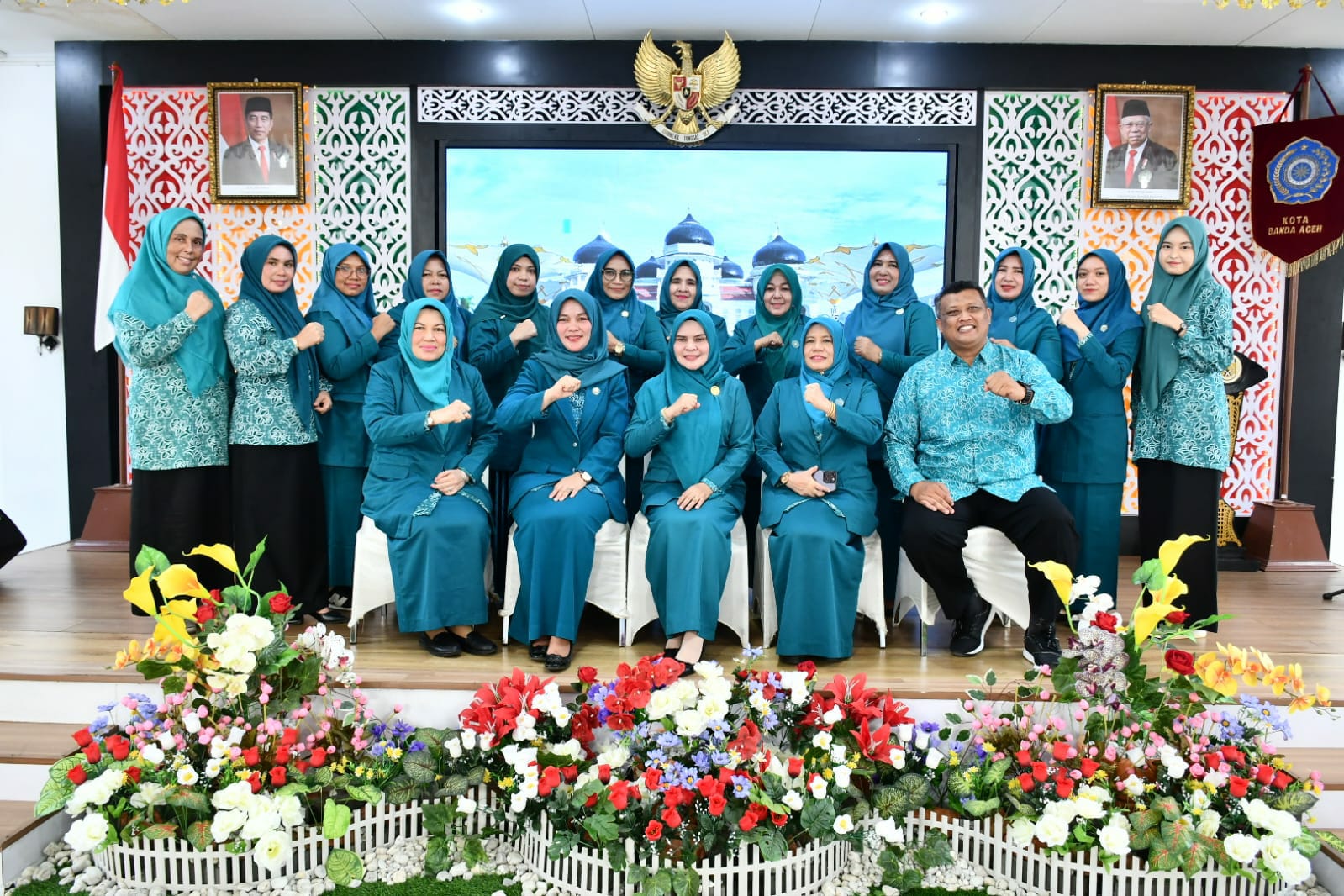Pj Ketua TP-PKK Bamda Aceh, Wardiati, foto bersama usai melantik Ketua PKK dan mengukuhkan Bunda PAUD Syiah Kuala. (Waspada/Zafrullah)
