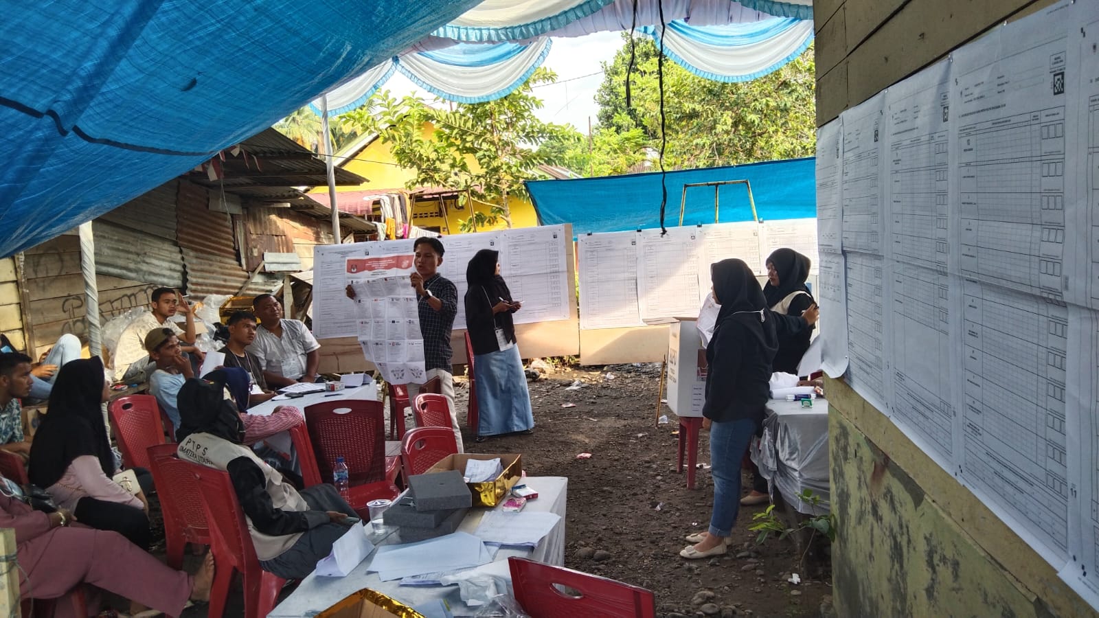 Proses perhitungan perolehan suara di TPS 007 Lingkungan I kelurahan pasar Sibuhuan, kecamatan Barumun, kabupaten Padang Lawas. (Waspada/Idaham Butar Butar)