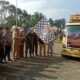 Pj Bupati Aceh Tamiang, Drs Asra saat melepas keberangkatan armada pengangkut logistik Pemilu 2024 untuk disalurkan ke tingkat kecamatan dan kampung dalam wilayah kabupaten tersebut,Selasa (13/2).(Waspada/Yusri).