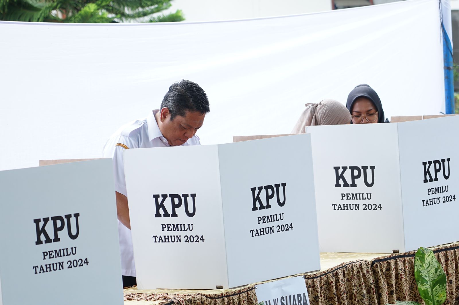 Pj Wali Kota Tebingtinggi, Drs Syarmadani, M.Si saat menggunakan hak pilihnya pada Pemilu 2024 di TPS 1 Kelurahan Rambung, Kecamatan Tebingtinggi Kota, Tebingtinggi. Waspada/Ist