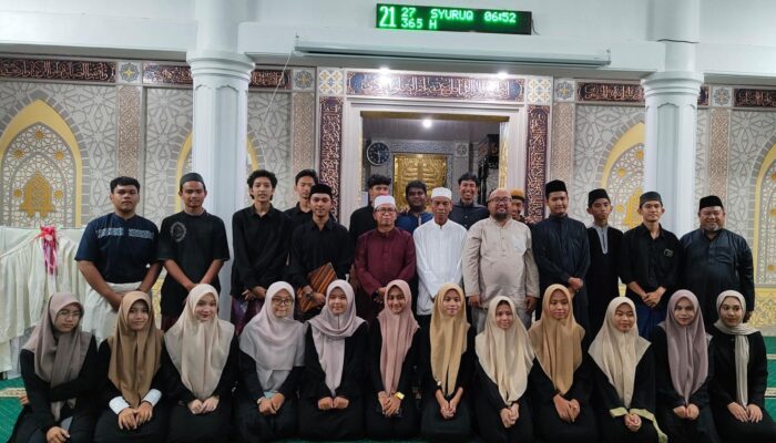 Ketua BKM Al-Hidayah Lantik Panitia Ramadhan 1425 H