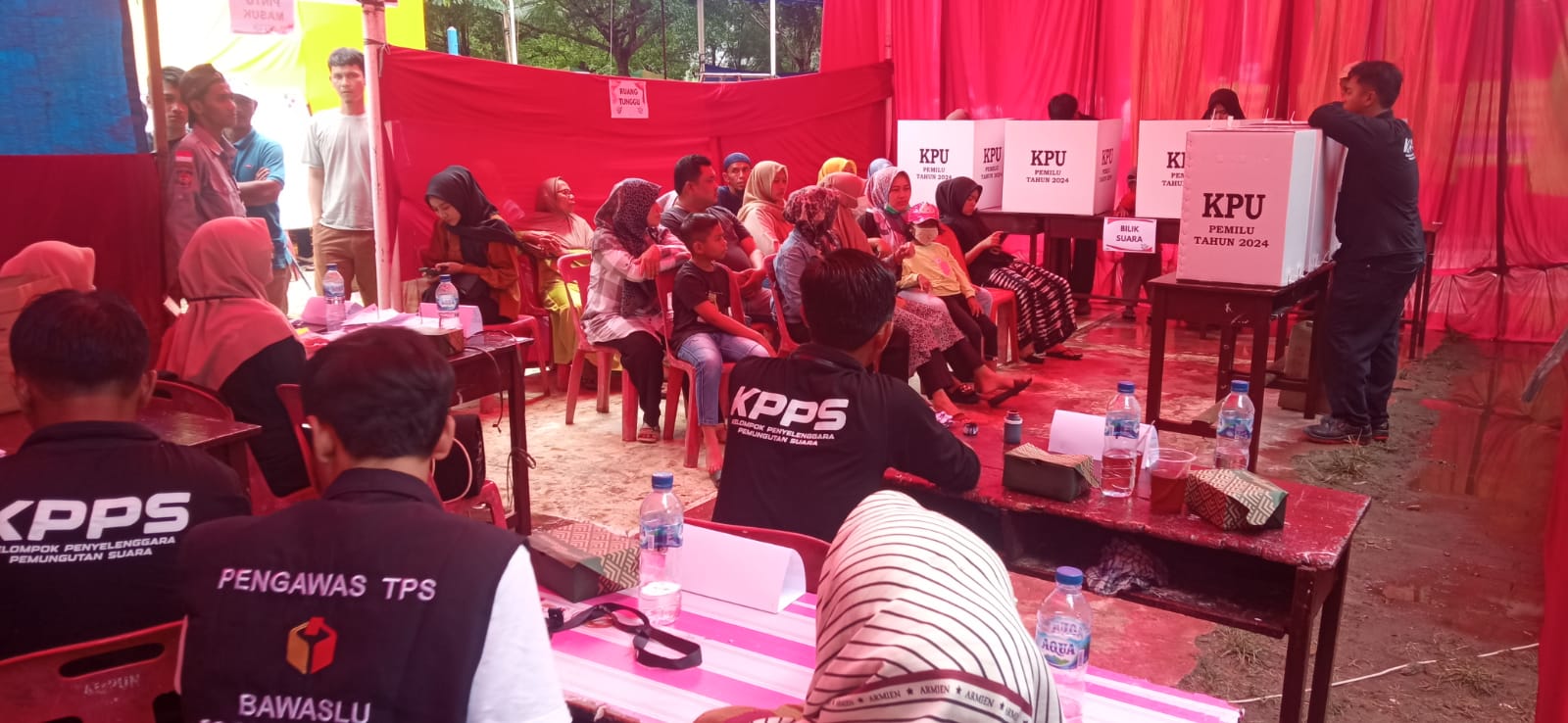 Suasana di salah satu TPS di Kampung Kesehatan, Kecamatan Karang Baru, Kabupaten Aceh Tamiang, tampak warga sedang menggunakan hak pilihnya pada Pemilu 2024, Rabu (14/2). Waspada/Muhammad Hanafiah