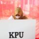 Wabup Madina Atika Azmi Utammi saat memberikan hak pilihnya di TPS 02 Hutabaringin TB, Kotanopan. Waspada/Ist