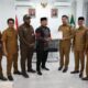 Penjabat (Pj) Wali Kota Lhokseumawe A Hanan, SP, MM dan Kadis Pendidikan Taufik bersama pejabat lainnya serahterimakan bantuan Rp300 juta untuk pengungsi Palestina berlangsung di aula Kantor wali kota setempat, Selasa (13/2). Waspada / Zainuddin. Abdullah