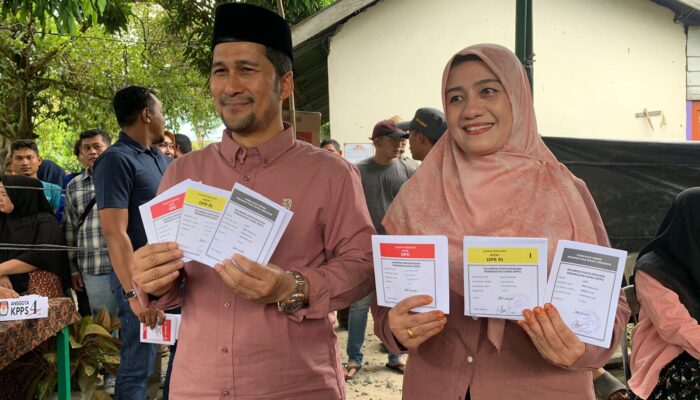 Syakir-Yulia Gunakan Hak Pilih Di TPS 001 Desa Kutacane Lama