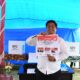 BUPATI Samosir, Vandiko Gultom saat menunjukkan kertas suara Pilpres di TPS 003 Desa Sitamiang, Kec. Onan Runggu. Waspada/ist