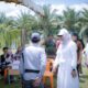 Pj Bupati Nagan Raya Fitriany Farhas saat melakukan pemantauan tempat pemungutan suara di sejumlah TPS di Nagan Raya, Rabu (14/2).(Waspada/Muji Burrahman)