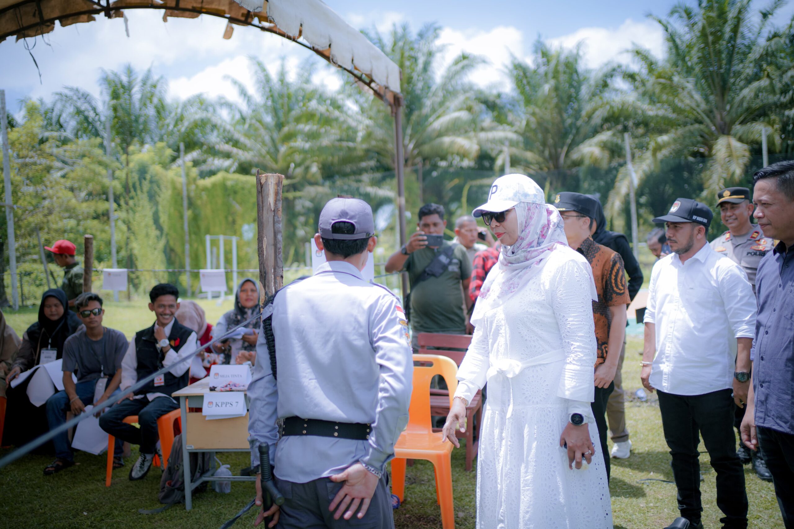 Pj Bupati Nagan Raya Fitriany Farhas saat melakukan pemantauan tempat pemungutan suara di sejumlah TPS di Nagan Raya, Rabu (14/2).(Waspada/Muji Burrahman)