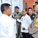 Bupati Simalungun, Radiapoh H Sinaga, Wabup H.Zonny Waldi, Kapolres AKBP Choky S Meliala, saat meninjau TPS di sejumlah kecamatan di Kabupaten Simalungun, Selasa (13/2).(Waspada/ist).