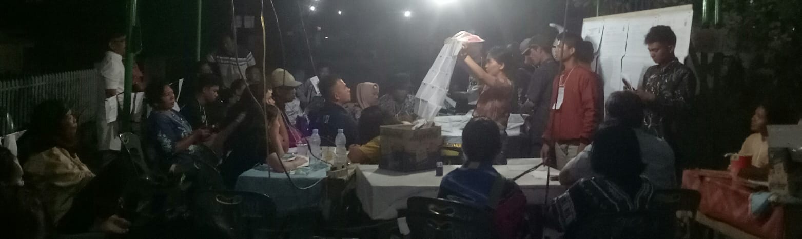 Penghitungan perolehan suara masih berlangsung di TPS 007, Jl. Cendana, Kel. Kahean, Kec. Siantar Utara, Dapil Pematangsiantar 1, Rabu (14/2) malam setelah petugas KPPS selesai makan malam pukul 20:45.(Waspada-Edoard Sinaga).