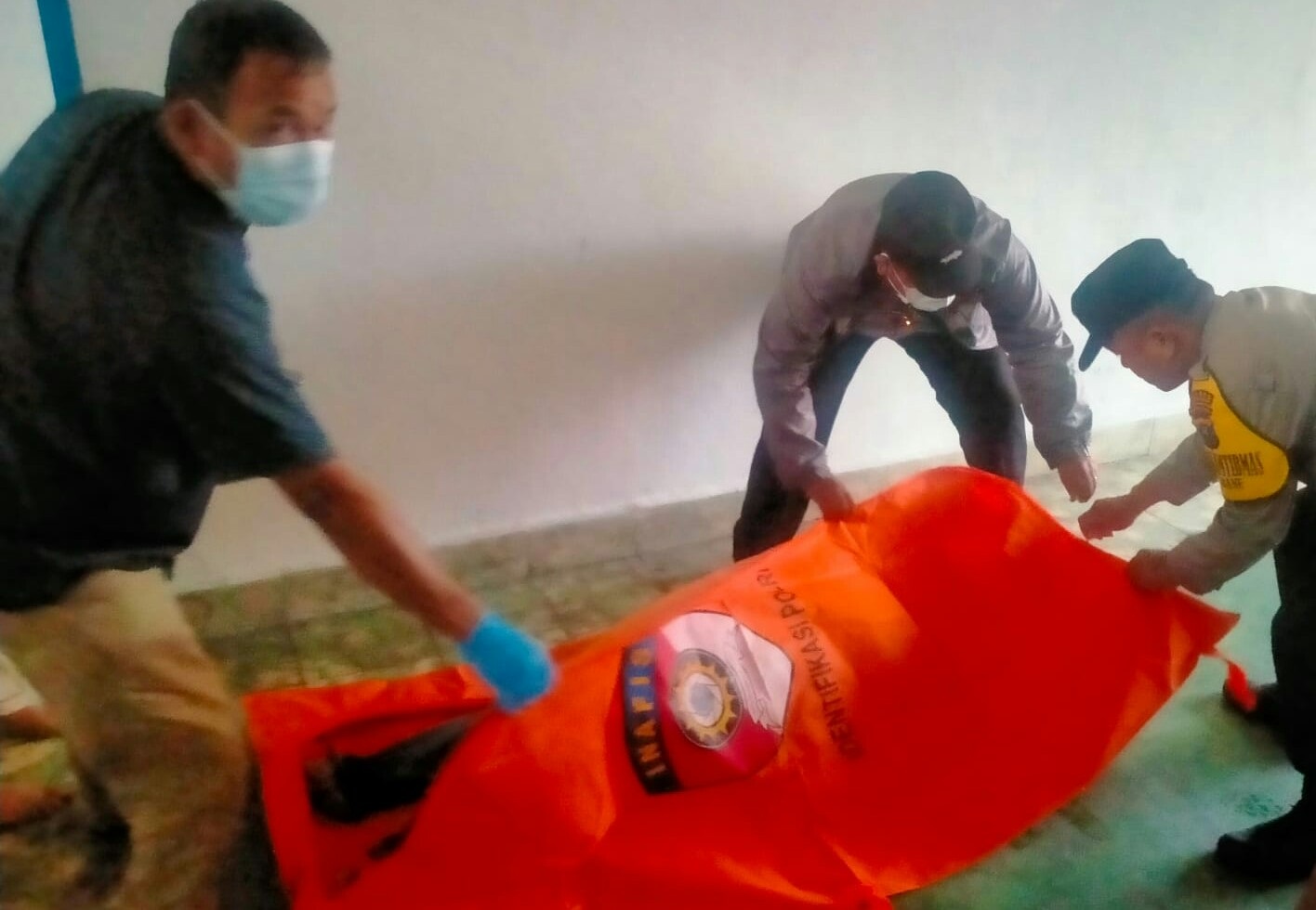 Polsek Siantar Utara bersama Tim Inafis Polres Pematangsiantar mengevakuasi jenazah korban DA, 49, yang meninggal tiba-tiba di dalam kamar Amelya, Hotel Flamboyan, Jl. Kain Suji, Kel. Bane, Kec. Siantar Utara, rabu (14/2) pagi.(Waspada-Ist).
