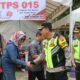 Kapolres AKBP Yogen Heroes Baruno (kanan) melakukan monitoring pengamanan TPS di salah satu TPS saat puncak Pemilu 2024 di Pematangsiantar, Rabu (14/2).(Waspada-Ist).